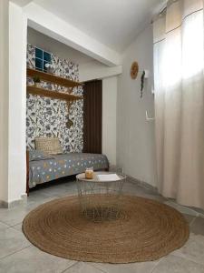 a living room with a table and a bed at Maison cosy avec terrasse à Le Gosier 40 m² in Le Gosier