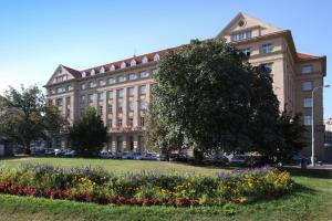 un gran edificio con un montón de flores delante de él en Hotel DAP, en Praga