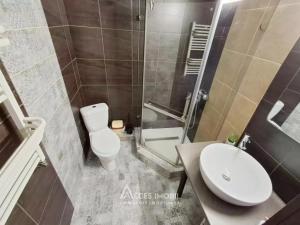 Koupelna v ubytování DECEBAL APARTMENT + 8 fotografií