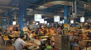 eine Gruppe von Menschen, die in einem Lebensmittelgeschäft arbeiten in der Unterkunft 2beds house near Yeonshinnae, One stop away from Seoul Station by GTX in Seoul