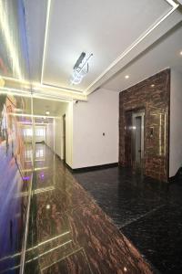 una stanza vuota con un muro in pietra e un soffitto di Hotel Shivansh a Varanasi