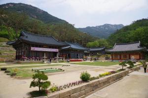 ein asiatisches Gebäude mit einem Park davor in der Unterkunft 2beds house near Yeonshinnae, One stop away from Seoul Station by GTX in Seoul