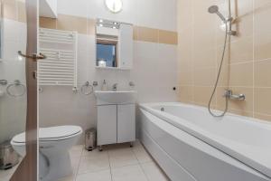 une salle de bain avec toilettes, baignoire et lavabo dans l'établissement Lime Light Retreat, à Oradea 10 autres photos