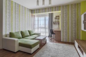 un salon avec un canapé et un bureau dans l'établissement Lime Light Retreat, à Oradea