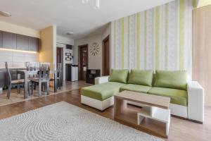 un salon avec un canapé et une table dans l'établissement Lime Light Retreat, à Oradea