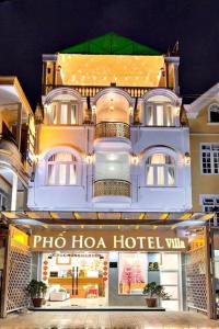 a store front of a hotel at night at Pho Hoa Hotel in Da Lat