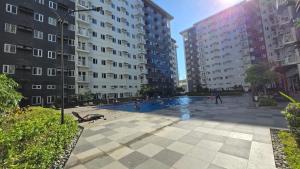 Sundlaugin á Urban Oasis 2BR Condo with Multiple Pools at SMDC Charm Residences eða í nágrenninu
