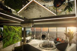 Kuchnia lub aneks kuchenny w obiekcie 30th+ Floor Apartments in Sky Tower