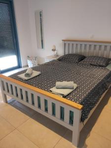 ein Bett mit zwei Handtüchern auf einem Zimmer in der Unterkunft Villa Mandarini in Kamilari + 16 Fotos
