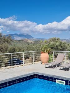 eine Villa mit Swimmingpool und Terrasse in der Unterkunft Villa Mandarini in Kamilari