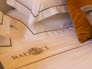 a bed with the ragnar c suite logo on it at Radici Tropea in Tropea