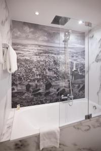 Bilik mandi di Hotel Royal