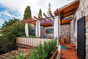 罗维尼Tiny House Fuma的凉亭和庭院度假屋