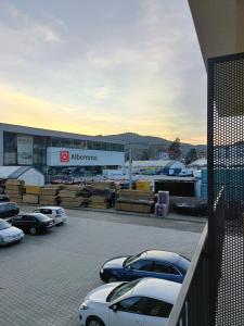 eine Gruppe von Autos auf einem Parkplatz geparkt in der Unterkunft GH apartments in Gura Humorului