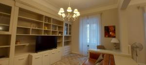 Televízia a/alebo spoločenská miestnosť v ubytovaní Altarocca Embassy Rome