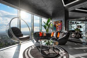 salon z czarną kanapą i szklanym stołem w obiekcie 30th+ Floor Apartments in Sky Tower we Wrocławiu +37 zdjęć