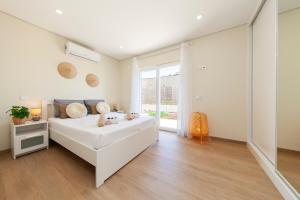 Postel nebo postele na pokoji v ubytování Villa Harmony by Algarve Vacation + 42 fotografií