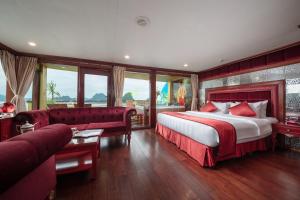 Ένα ή περισσότερα κρεβάτια σε δωμάτιο στο Halong Golden Cruise