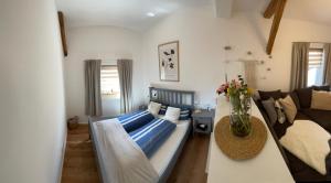 a living room with a bed and a couch at Charmantes Luxus Maisonette- Apartement in Bad Hersfeld