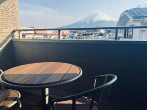 富士河口湖Hostel labeek的山景阳台上的桌椅