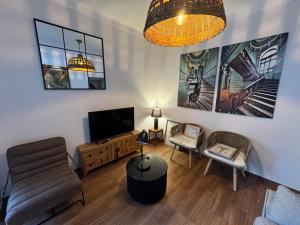 a living room with a flat screen tv and a couch at Paredes 10 in Alenquer