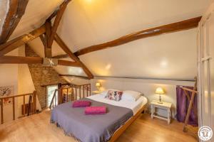 A bed or beds in a room at Gite des groux