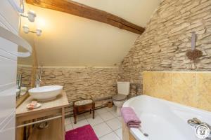 A bathroom at Gite des groux