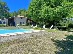 a house with a swimming pool in the yard at Maison de vacances en pleine nature avec piscine in Balizac