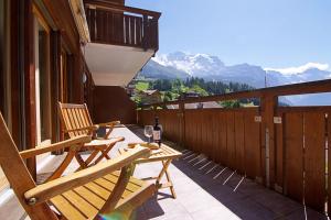 ヴェンゲンにあるChalet Bella Vista 8のバルコニー(椅子2脚、ワイン1杯付)