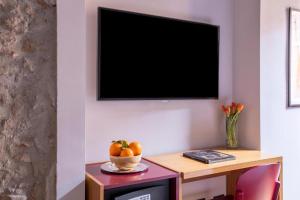TV a/nebo společenská místnost v ubytování DownTown Boutique House - CA Domus Collection