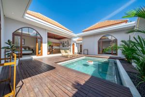 eine Villa mit Swimmingpool und ein Haus in der Unterkunft Sunterra 2 - Bali Villa Dream - Huge Pool - Good location - Must-Book! in Kerobokan