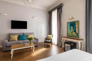 Televízia a/alebo spoločenská miestnosť v ubytovaní Spagna Art & Suites - CA Domus Collection + 34 fotografií