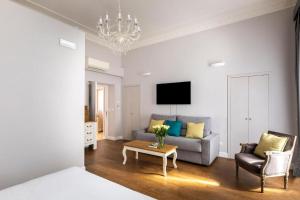 Televízia a/alebo spoločenská miestnosť v ubytovaní Spagna Art & Suites - CA Domus Collection