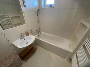 Ένα μπάνιο στο 3-Bedroom with City Views and Free Parking +11 φωτογραφίες