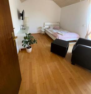 een woonkamer met een bed en een bank bij Ausblick in Stuttgart