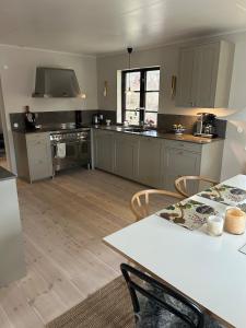 una cocina con una mesa blanca y una mesa blanca sidx sidx sidx en Rosbacken, en Estocolmo