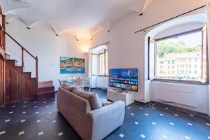 Μια τηλεόραση ή/και κέντρο ψυχαγωγίας στο Portofino Sea View House - Happy Rentals