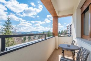 Cảnh núi rừng hoặc tầm nhìn ra núi từ căn hộ