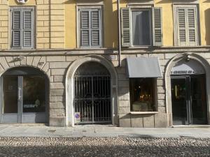 a building with two entry doors and two windows at Il Fiore nascosto in Bergamo