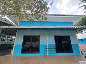 a blue and white building with a ladder at FriendTogether Armthong in Ban Khlong Kathon