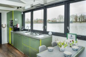 Aangenaam op de Rijn, woonboot, inclusief privé sauna的厨房或小厨房