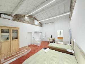 sypialnia z 2 łóżkami i pokój ze stołem w obiekcie Agriturismo - Collina Toscana Resort w mieście Monsummano Terme