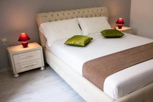 A bed or beds in a room at Brilliant Camere