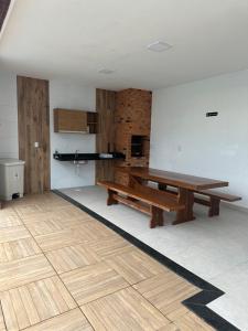 a room with a table and a bench in it at Apartamento completo em Salinópolis in Salinópolis