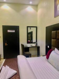 Postel nebo postele na pokoji v ubytování Leon's Hotel & Suite