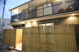 a wooden fence in front of a house at 御京ホテル in Tokyo