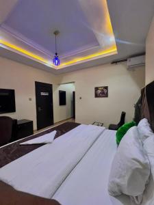 Postel nebo postele na pokoji v ubytování Leon's Hotel & Suite