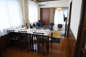 Posedenie v ubytovaní 2 minutes on foot from the station You can use it with peace of mind because it is a whole house