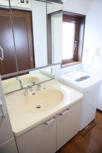 Kúpeľňa v ubytovaní 2 minutes on foot from the station You can use it with peace of mind because it is a whole house