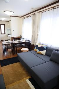 Posezení v ubytování 2 minutes on foot from the station You can use it with peace of mind because it is a whole house